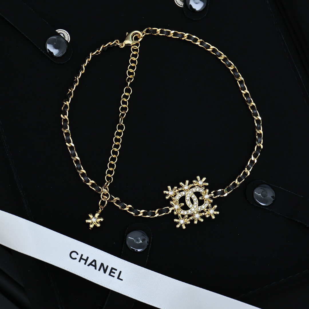 Chanel  皮穿链金色方块花朵项链Choker经典皮穿链搭配金色方块花朵，美轮美奂😍😍金色手工坊系列