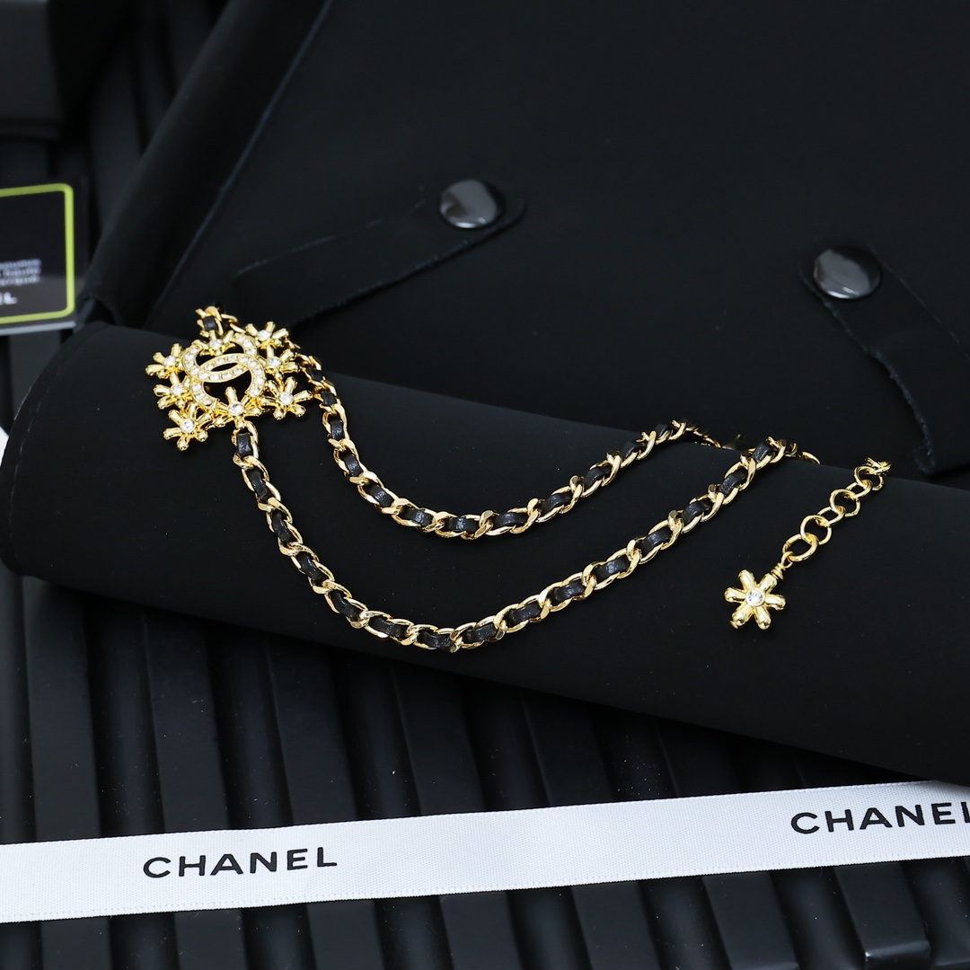 Chanel  皮穿链金色方块花朵项链Choker经典皮穿链搭配金色方块花朵，美轮美奂😍😍金色手工坊系列