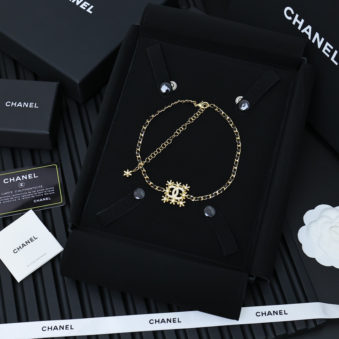 Chanel  皮穿链金色方块花朵项链Choker经典皮穿链搭配金色方块花朵，美轮美奂😍😍金色手工坊系列