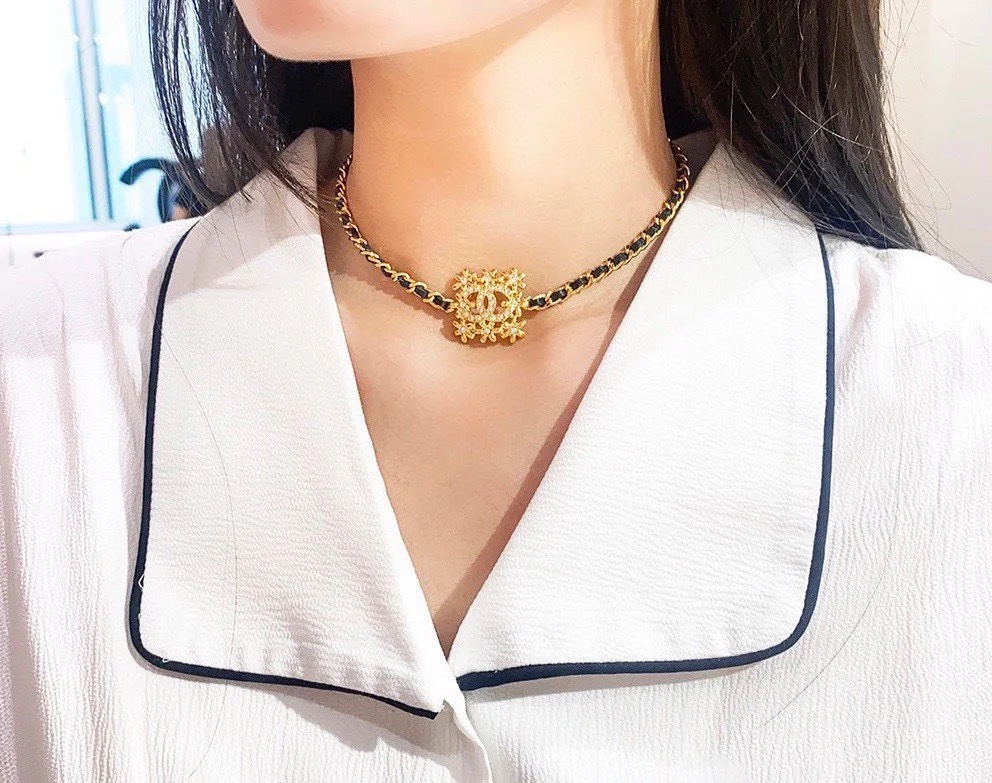 Chanel  皮穿链金色方块花朵项链Choker经典皮穿链搭配金色方块花朵，美轮美奂😍😍金色手工坊系列