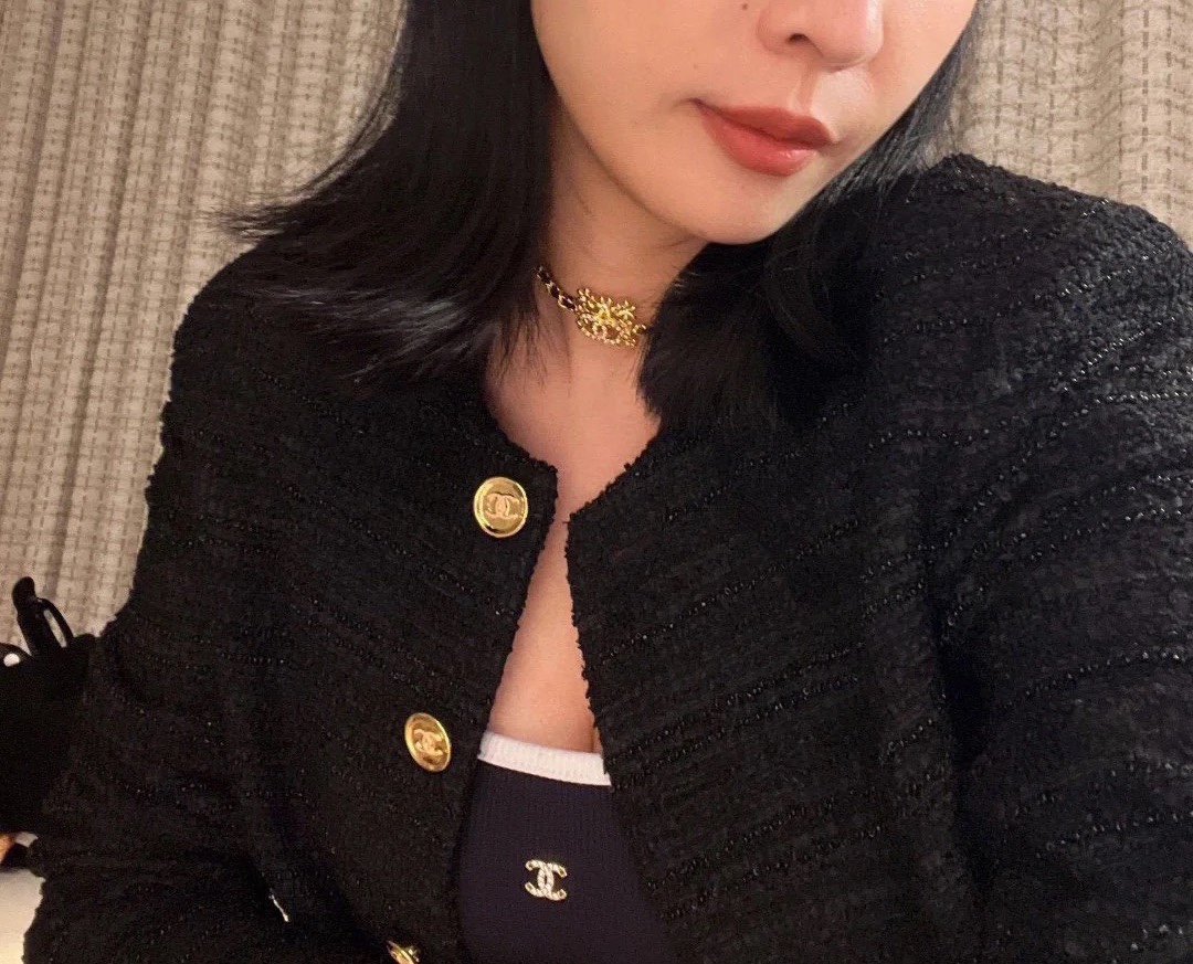 Chanel  皮穿链金色方块花朵项链Choker经典皮穿链搭配金色方块花朵，美轮美奂😍😍金色手工坊系列