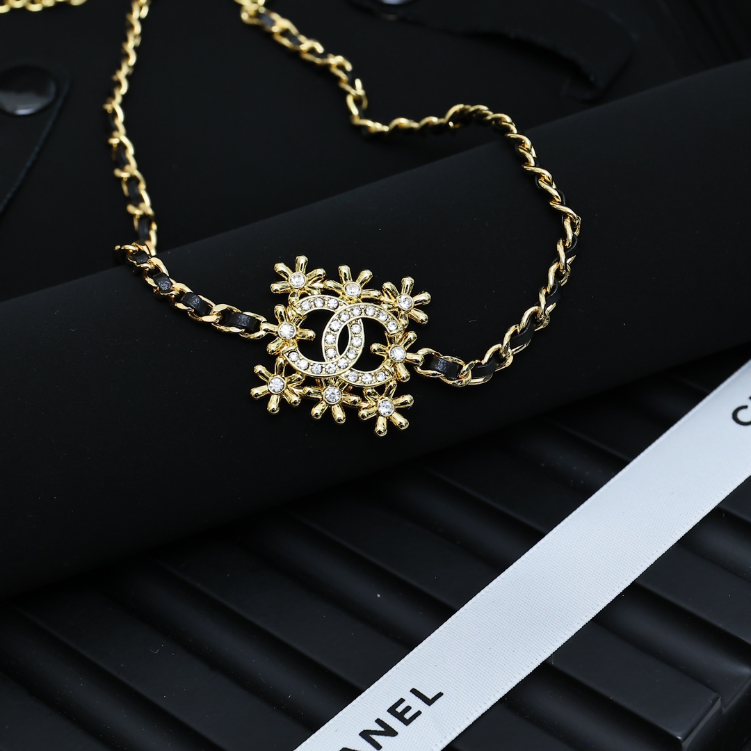 Chanel  皮穿链金色方块花朵项链Choker经典皮穿链搭配金色方块花朵，美轮美奂😍😍金色手工坊系列