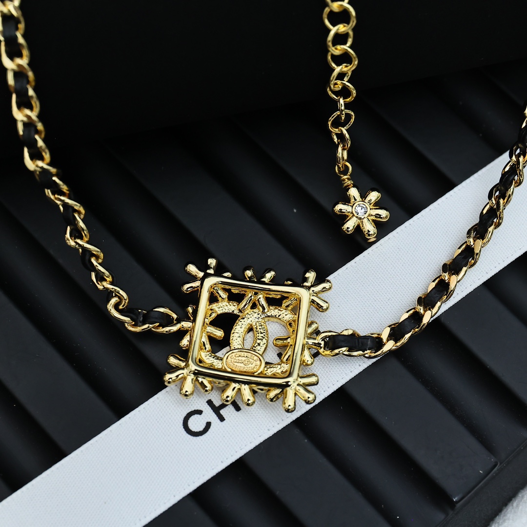 Chanel  皮穿链金色方块花朵项链Choker经典皮穿链搭配金色方块花朵，美轮美奂😍😍金色手工坊系列