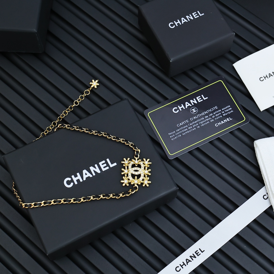 Chanel  皮穿链金色方块花朵项链Choker经典皮穿链搭配金色方块花朵，美轮美奂😍😍金色手工坊系列