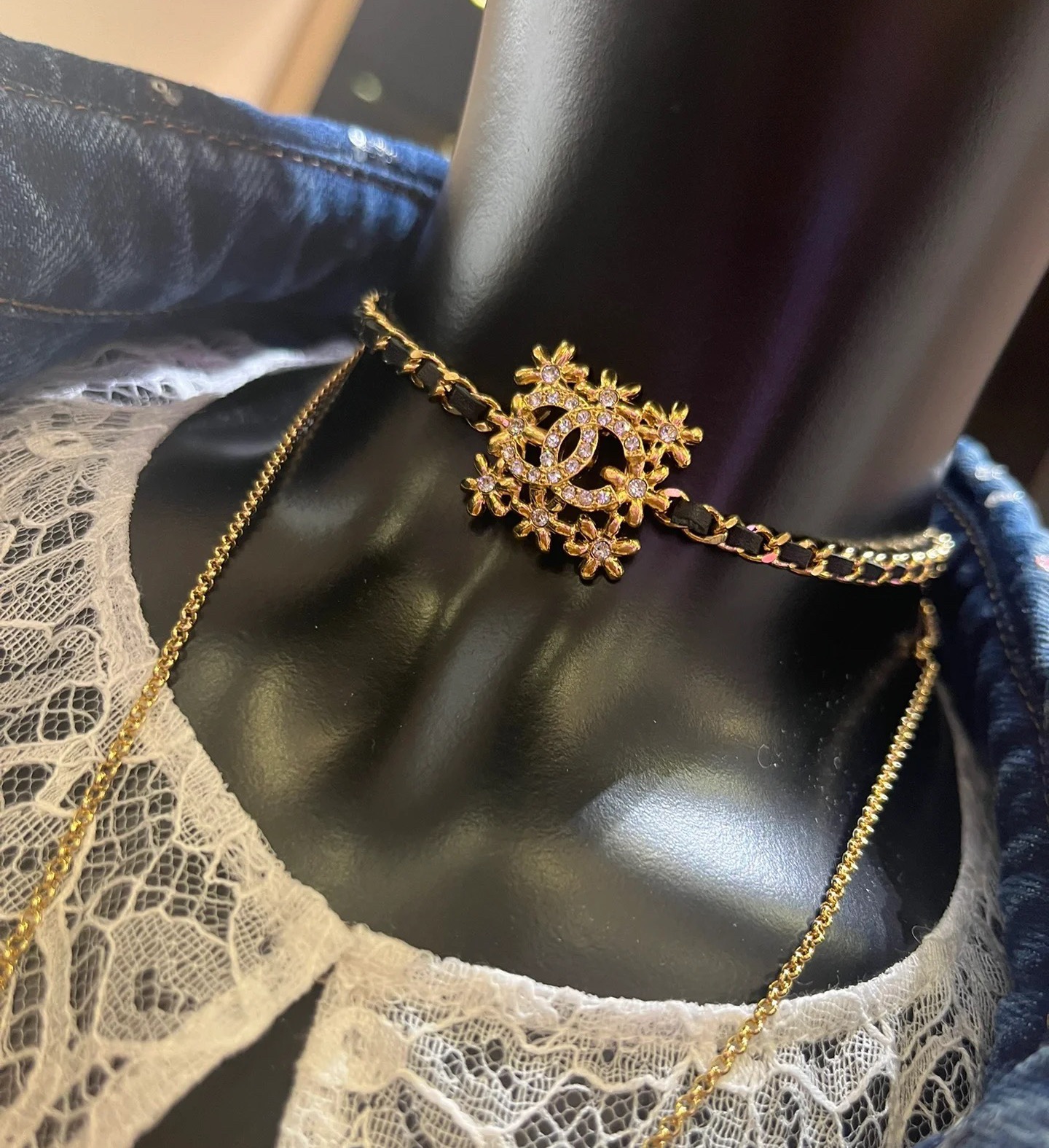 Chanel  皮穿链金色方块花朵项链Choker经典皮穿链搭配金色方块花朵，美轮美奂😍😍金色手工坊系列