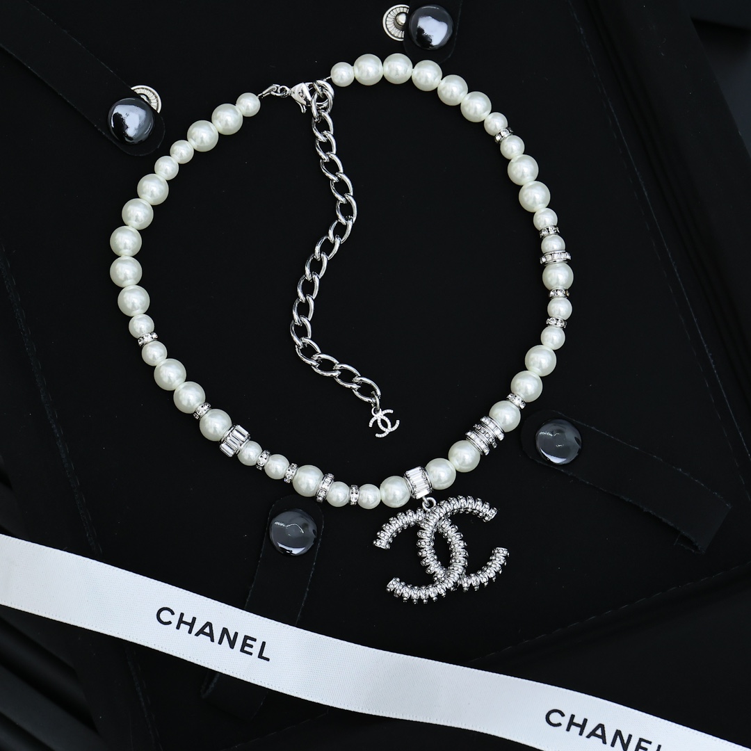 Chanel Juwelen Halsketten & Anhänger Modedesigner
 Weiß