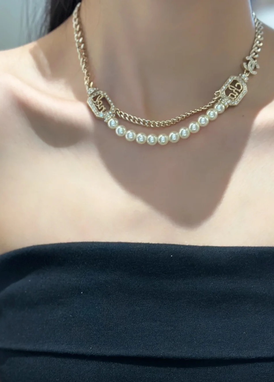  CHANEL绝美珍珠项链
复古小方块配经典双Clogo衔接
时尚又气质🔥🔥好看百搭还有点小贵气1300