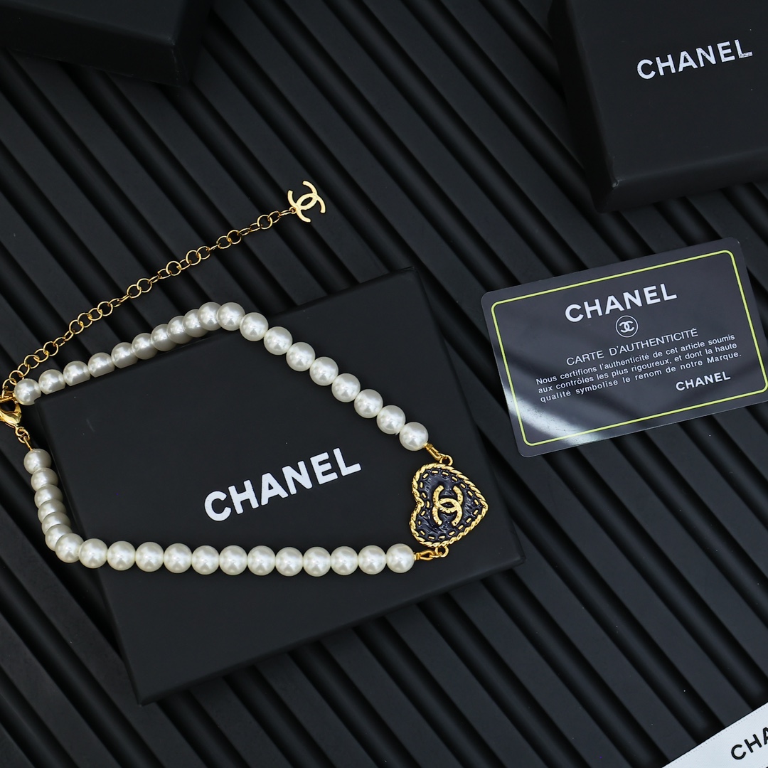  Chanel复古宫廷风牛仔爱心珍珠项链
牛仔珐琅系列太美了啊啊啊🥳🥳🥳
高级又气质❤️‍🔥❤️‍🔥上身