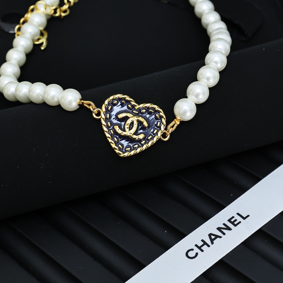  Chanel复古宫廷风牛仔爱心珍珠项链
牛仔珐琅系列太美了啊啊啊🥳🥳🥳
高级又气质❤️‍🔥❤️‍🔥上身
