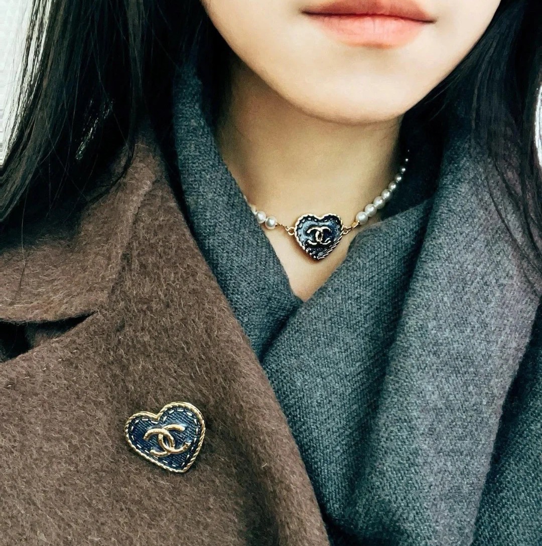  Chanel复古宫廷风牛仔爱心珍珠项链
牛仔珐琅系列太美了啊啊啊🥳🥳🥳
高级又气质❤️‍🔥❤️‍🔥上身