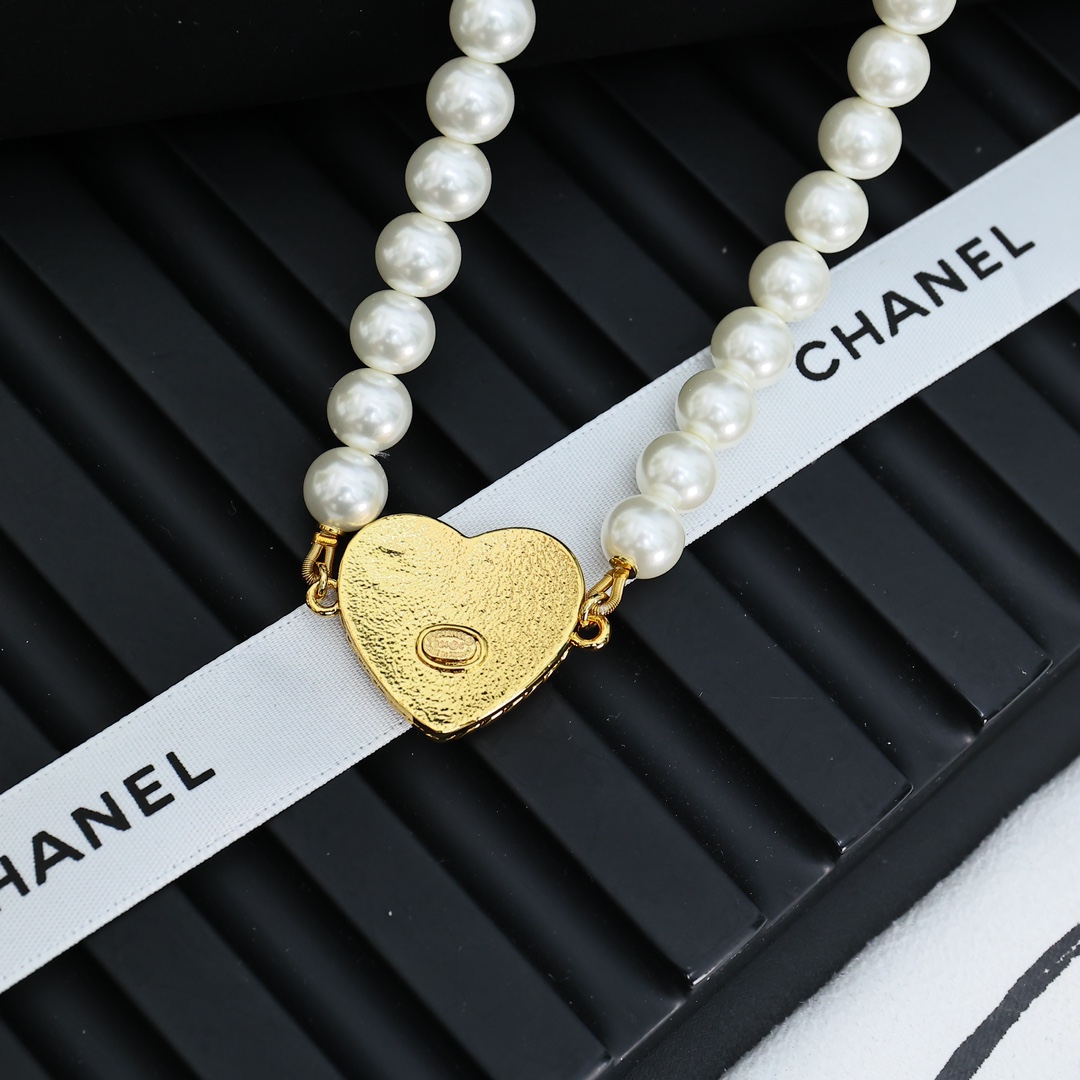 Chanel复古宫廷风牛仔爱心珍珠项链
牛仔珐琅系列太美了啊啊啊🥳🥳🥳
高级又气质❤️‍🔥❤️‍🔥上身