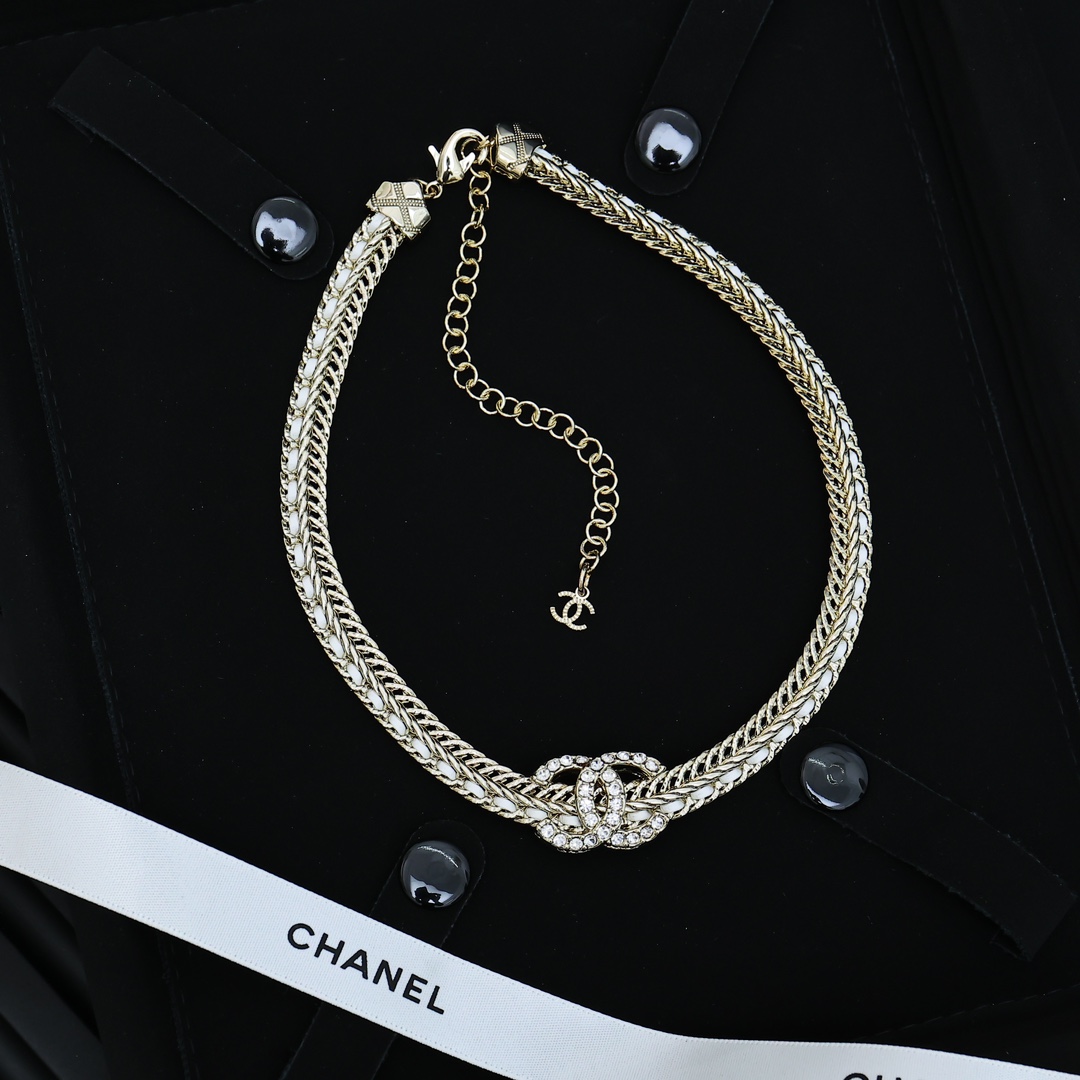  CHANEL 蛇骨链编织choker项链	
金属蛇骨链条搭配小羊皮，纯手工穿皮，编织链条纹路一半穿皮一