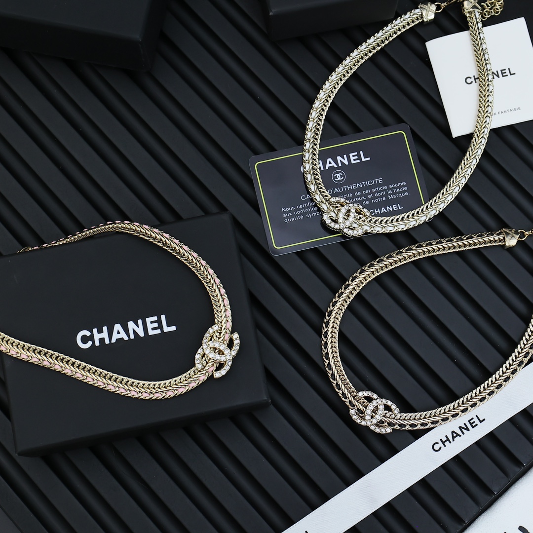  CHANEL 蛇骨链编织choker项链	
金属蛇骨链条搭配小羊皮，纯手工穿皮，编织链条纹路一半穿皮一