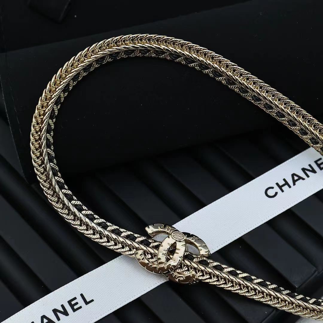  CHANEL 蛇骨链编织choker项链	
金属蛇骨链条搭配小羊皮，纯手工穿皮，编织链条纹路一半穿皮一