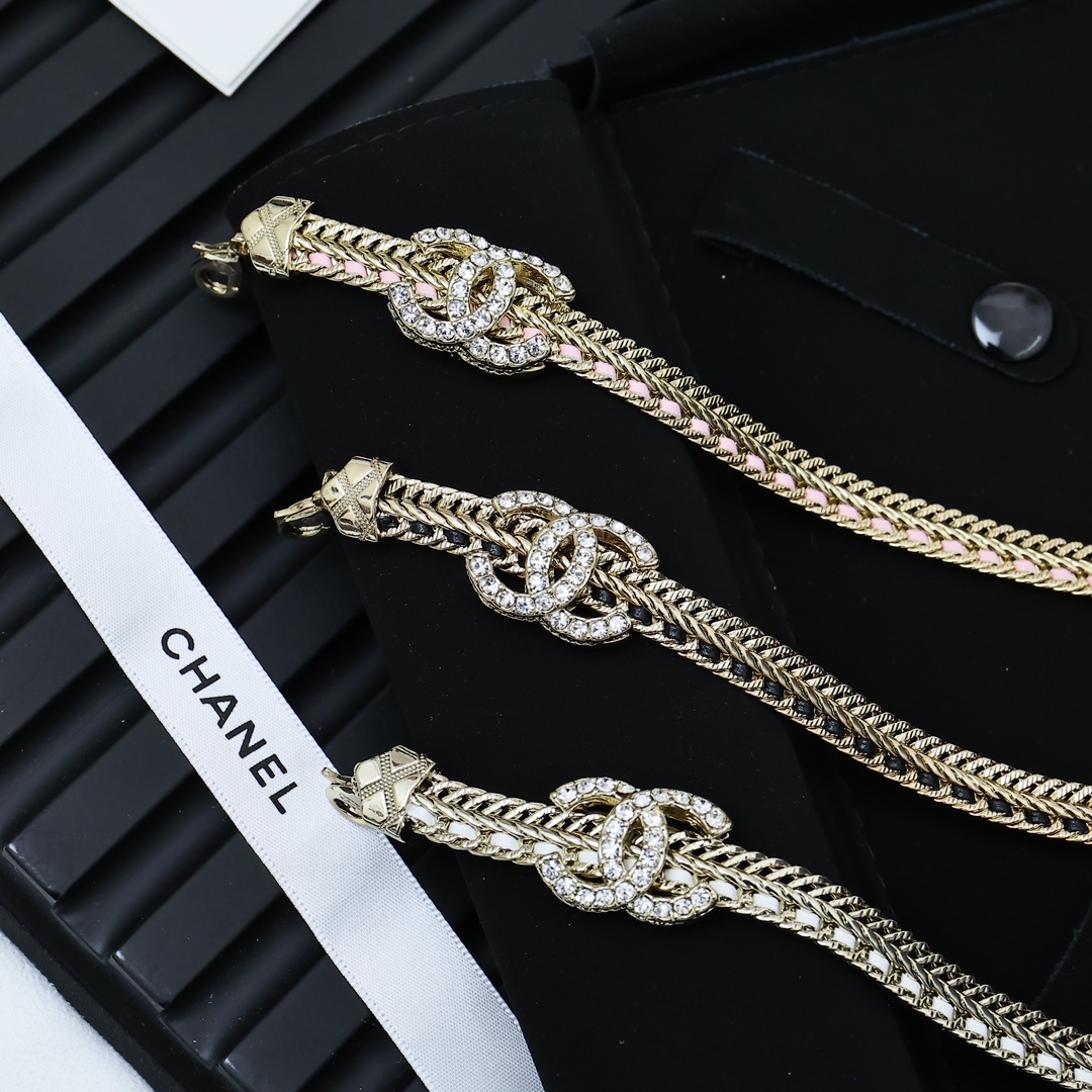 CHANEL 蛇骨链编织choker项链	
金属蛇骨链条搭配小羊皮，纯手工穿皮，编织链条纹路一半穿皮一