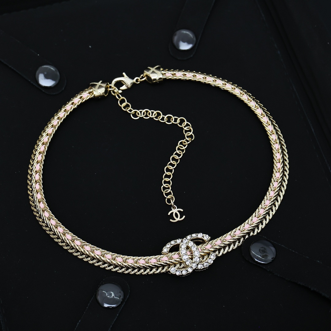  CHANEL 蛇骨链编织choker项链	
金属蛇骨链条搭配小羊皮，纯手工穿皮，编织链条纹路一半穿皮一