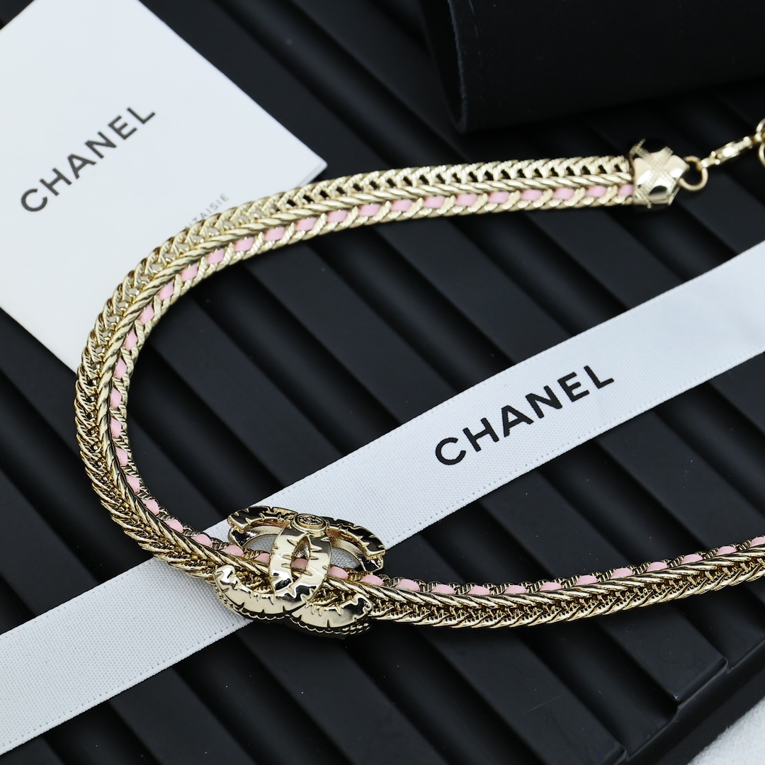  CHANEL 蛇骨链编织choker项链	
金属蛇骨链条搭配小羊皮，纯手工穿皮，编织链条纹路一半穿皮一