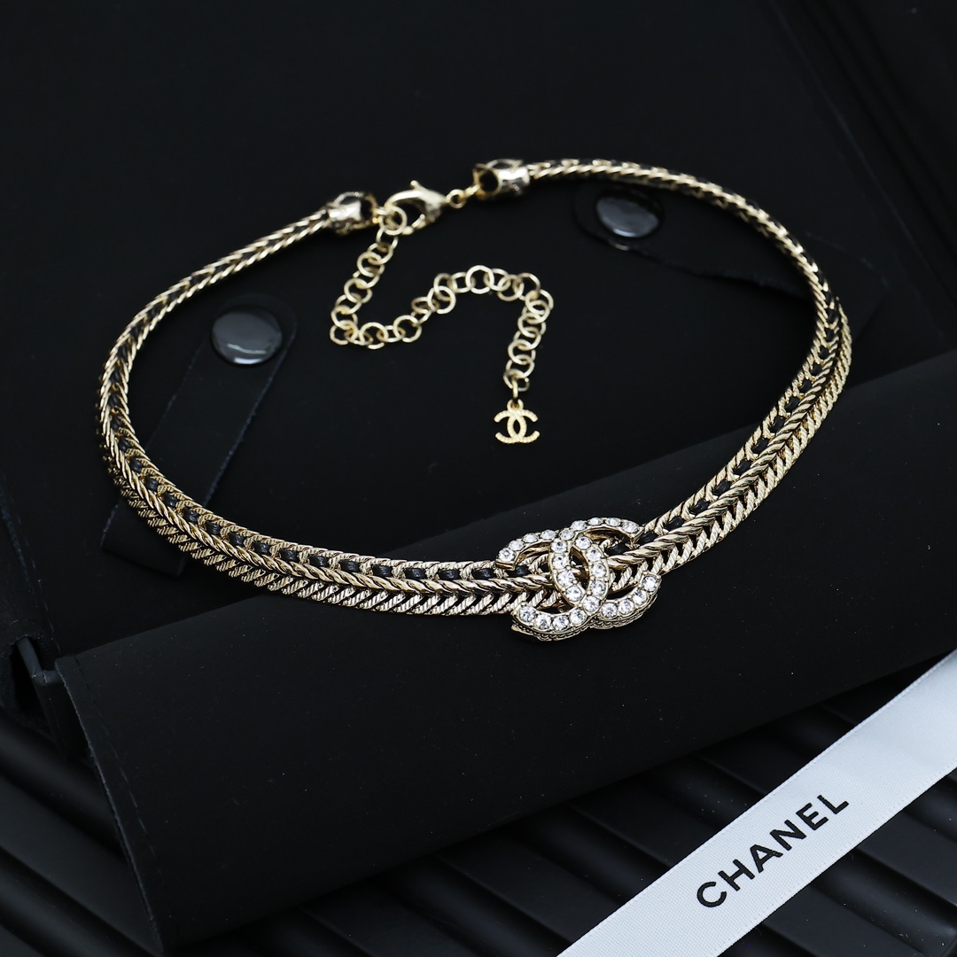  CHANEL 蛇骨链编织choker项链	
金属蛇骨链条搭配小羊皮，纯手工穿皮，编织链条纹路一半穿皮一