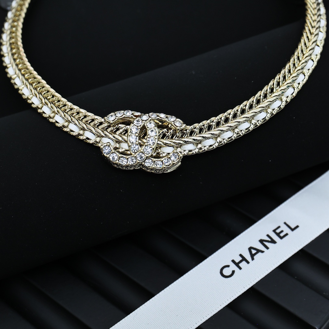  CHANEL 蛇骨链编织choker项链	
金属蛇骨链条搭配小羊皮，纯手工穿皮，编织链条纹路一半穿皮一