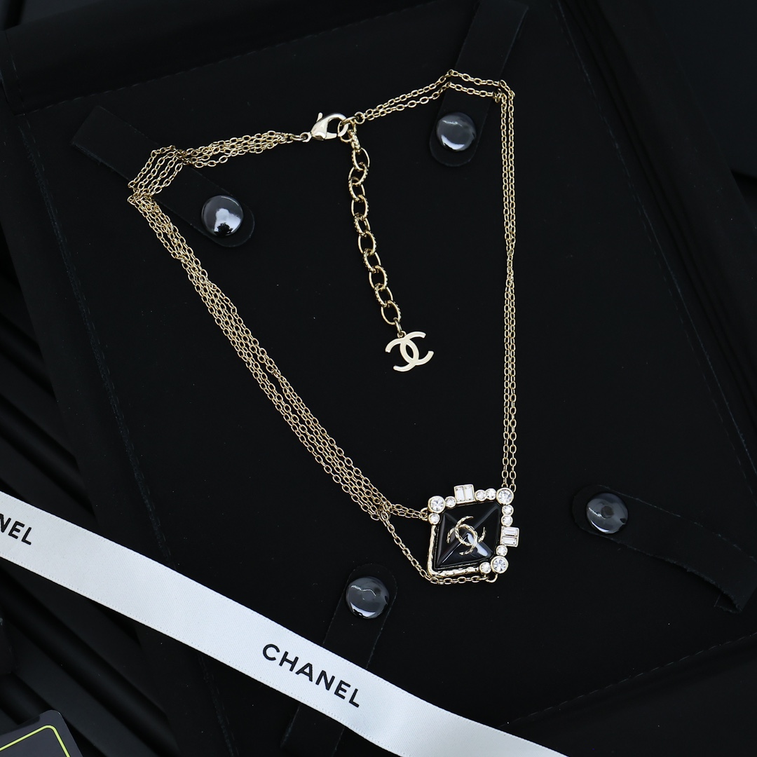  Chanel珐琅菱形水钻项链
珐琅、水钻、金色链条、菱形方块等元素又来组队了!
超级特别的设计与搭配总
