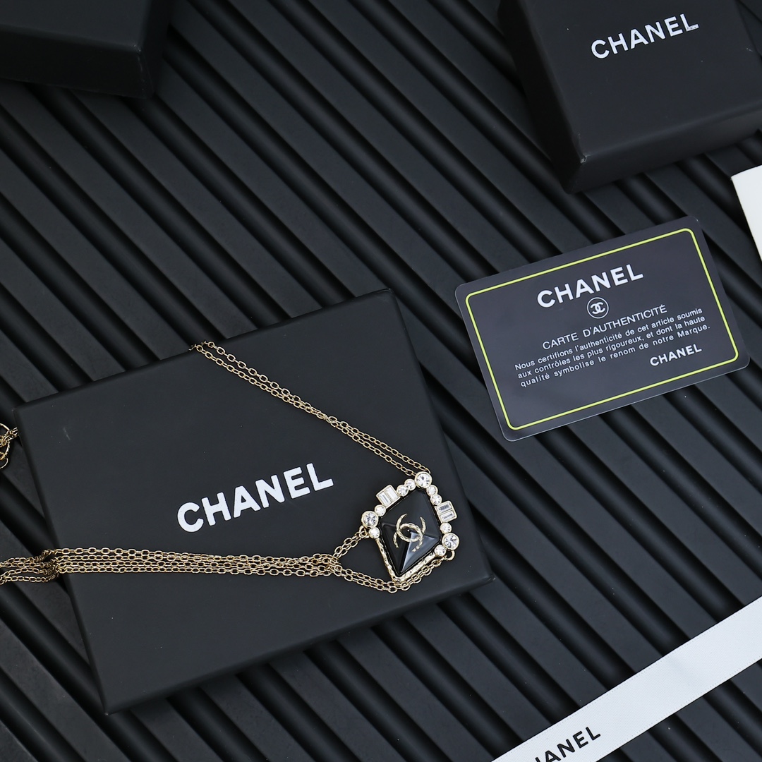  Chanel珐琅菱形水钻项链
珐琅、水钻、金色链条、菱形方块等元素又来组队了!
超级特别的设计与搭配总