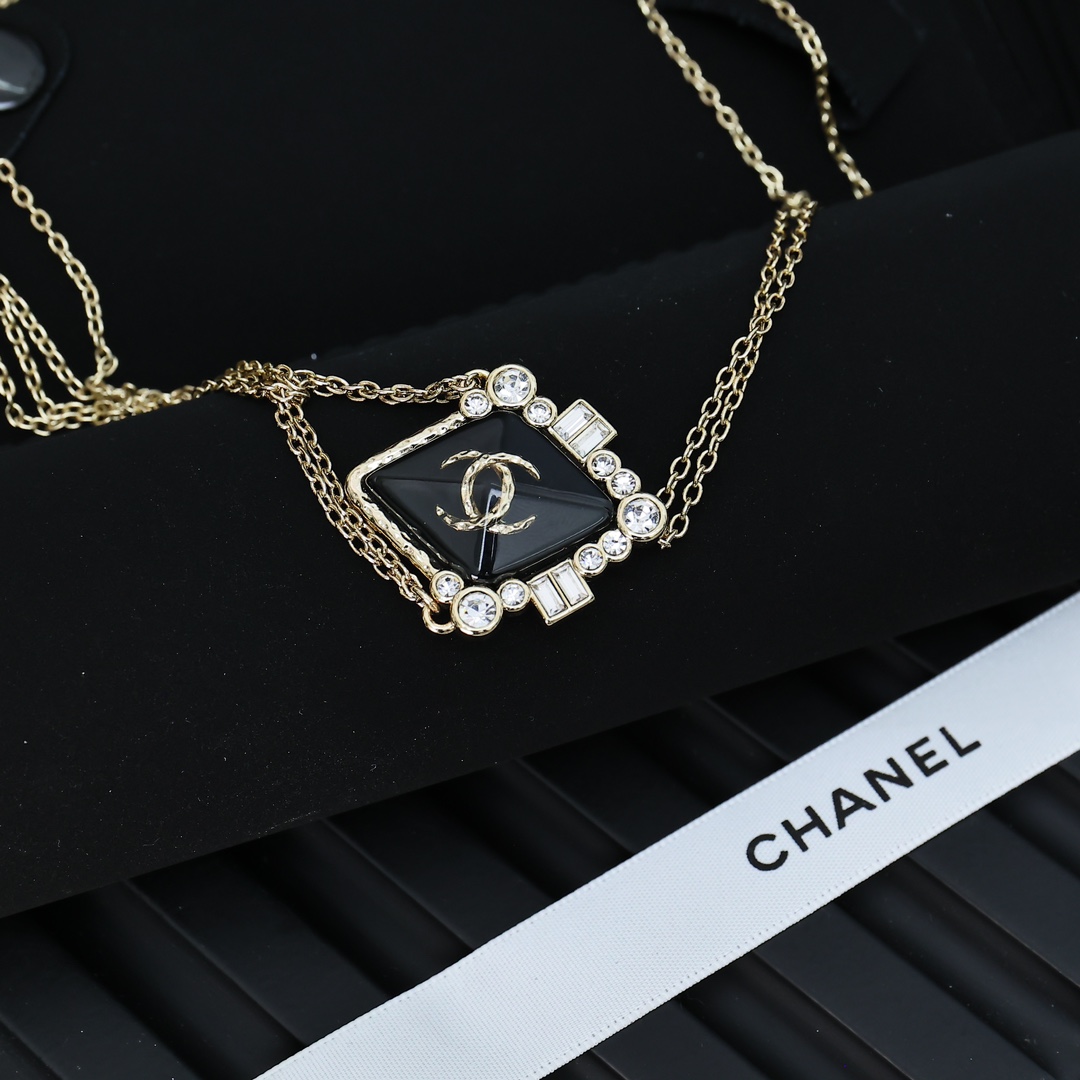 Chanel珐琅菱形水钻项链
珐琅、水钻、金色链条、菱形方块等元素又来组队了!
超级特别的设计与搭配总