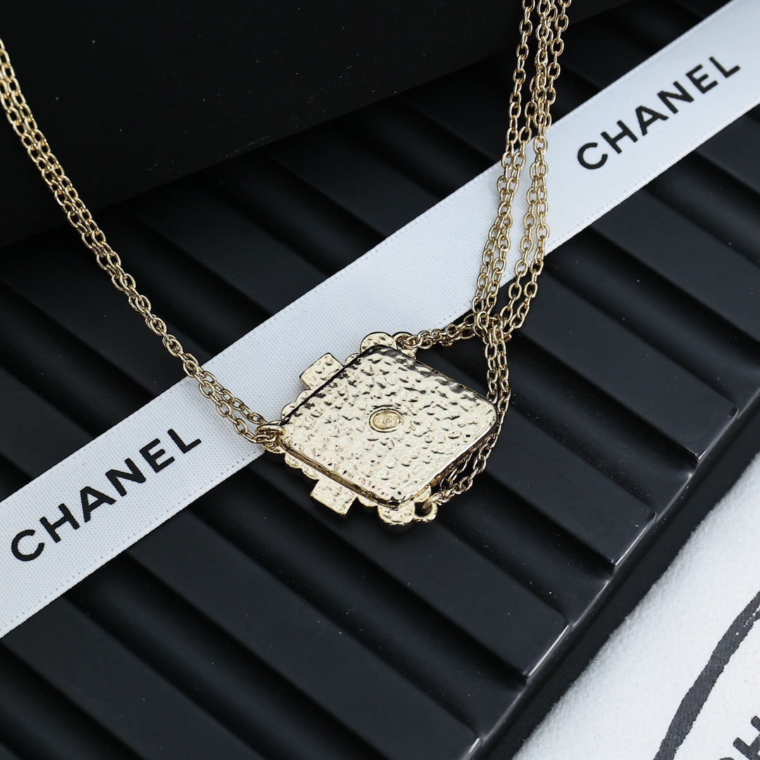  Chanel珐琅菱形水钻项链
珐琅、水钻、金色链条、菱形方块等元素又来组队了!
超级特别的设计与搭配总