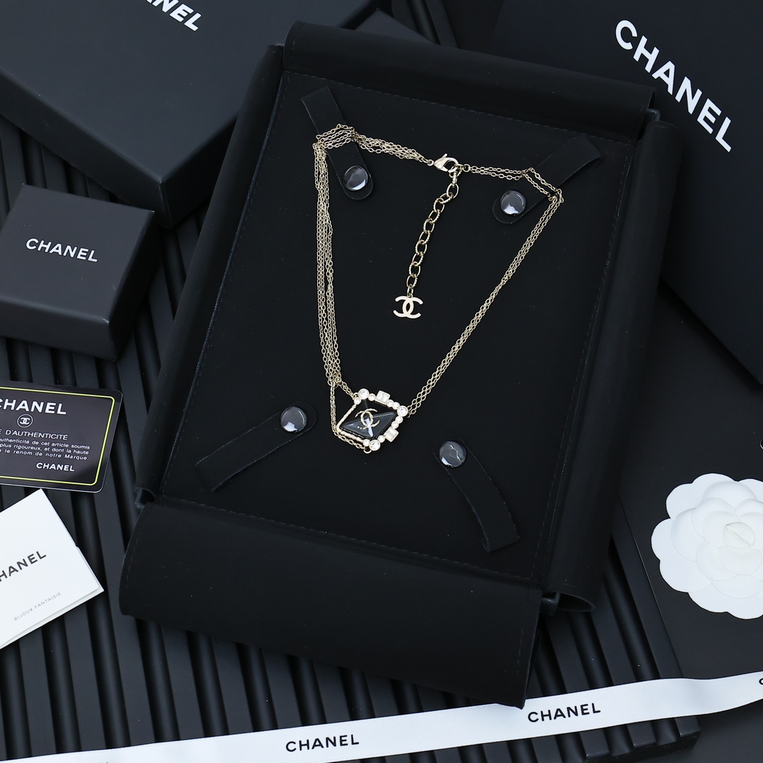  Chanel珐琅菱形水钻项链
珐琅、水钻、金色链条、菱形方块等元素又来组队了!
超级特别的设计与搭配总