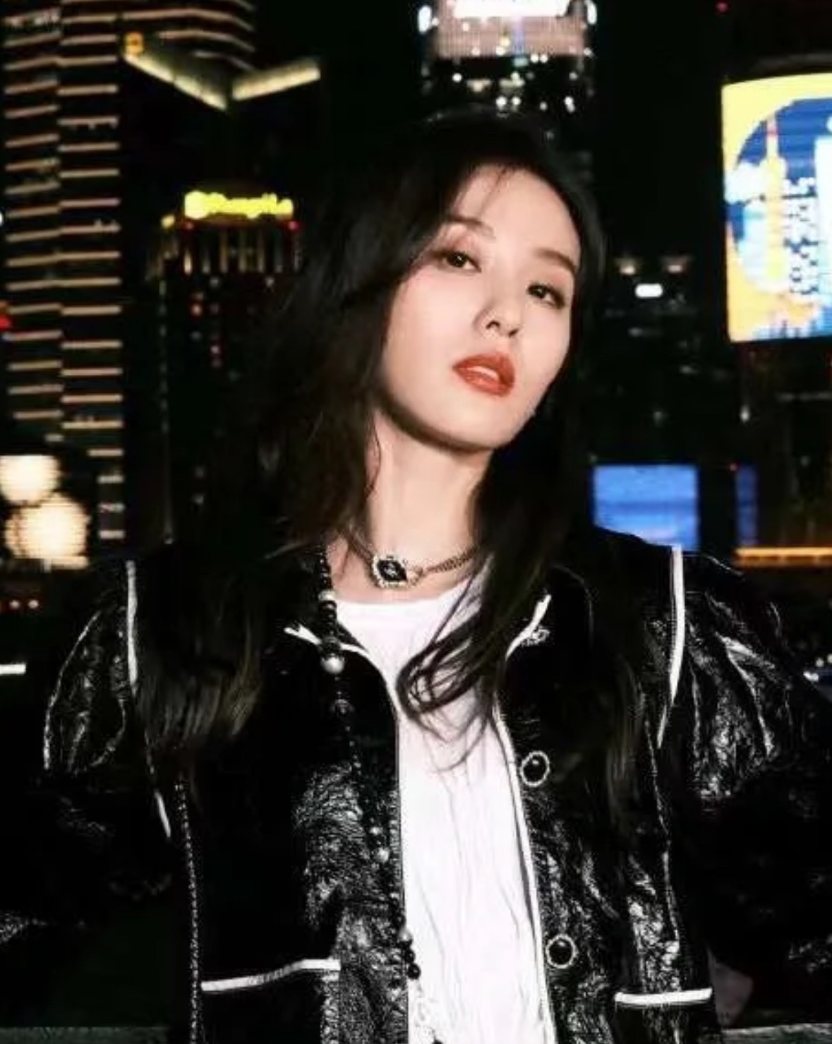  Chanel珐琅菱形水钻项链
珐琅、水钻、金色链条、菱形方块等元素又来组队了!
超级特别的设计与搭配总