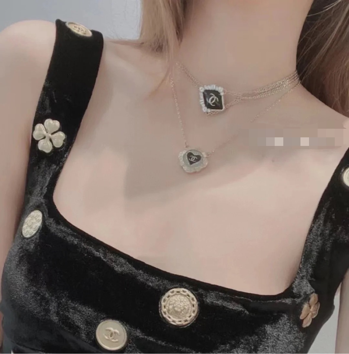  Chanel珐琅菱形水钻项链
珐琅、水钻、金色链条、菱形方块等元素又来组队了!
超级特别的设计与搭配总