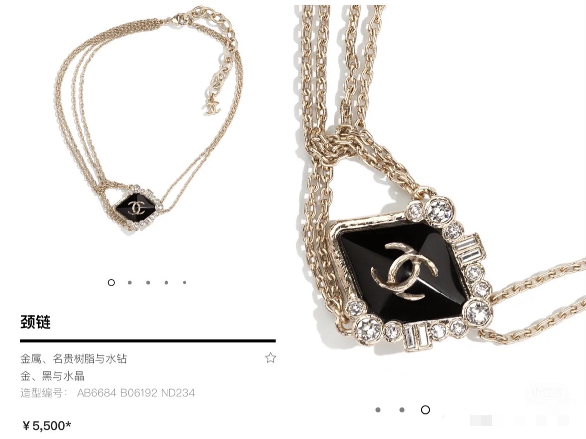  Chanel珐琅菱形水钻项链
珐琅、水钻、金色链条、菱形方块等元素又来组队了!
超级特别的设计与搭配总
