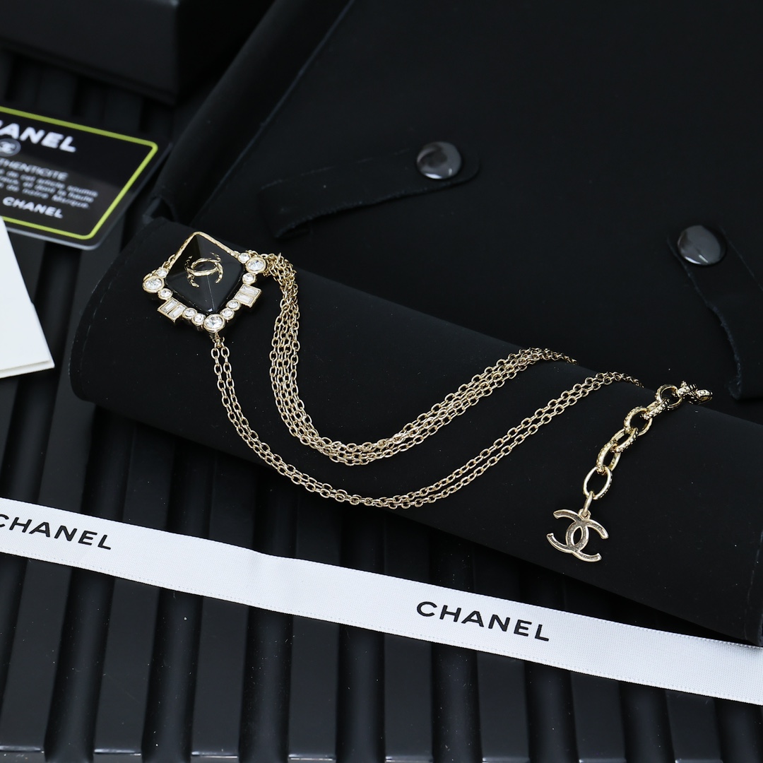  Chanel珐琅菱形水钻项链
珐琅、水钻、金色链条、菱形方块等元素又来组队了!
超级特别的设计与搭配总