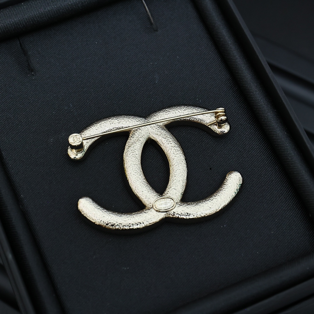  CHANEL😄🥰真的会沦陷于这个胸针，
经典满钻黑金配色😍😍经典双C造型👏
质感满满高级百搭单品绝对的