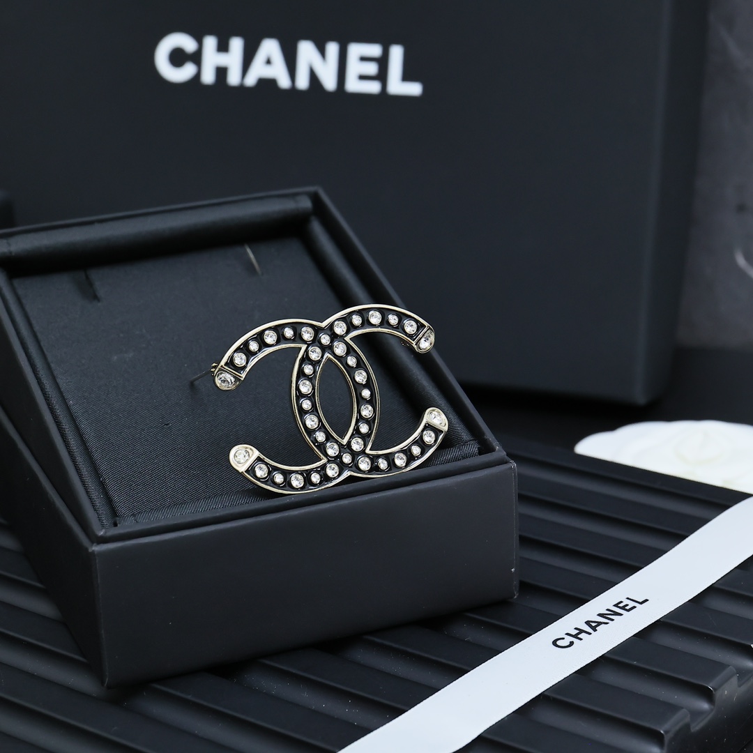  CHANEL😄🥰真的会沦陷于这个胸针，
经典满钻黑金配色😍😍经典双C造型👏
质感满满高级百搭单品绝对的