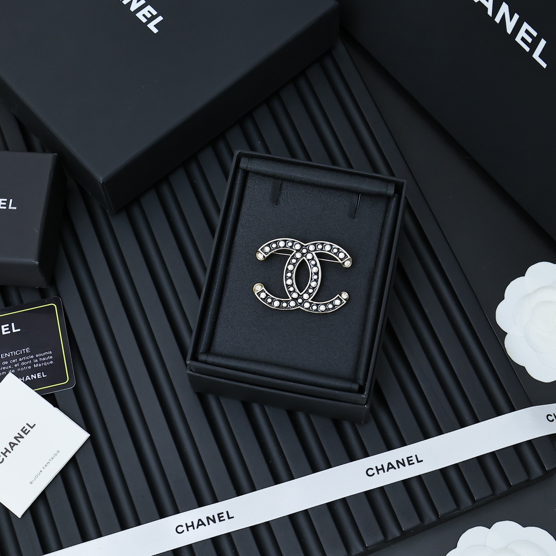  CHANEL😄🥰真的会沦陷于这个胸针，
经典满钻黑金配色😍😍经典双C造型👏
质感满满高级百搭单品绝对的