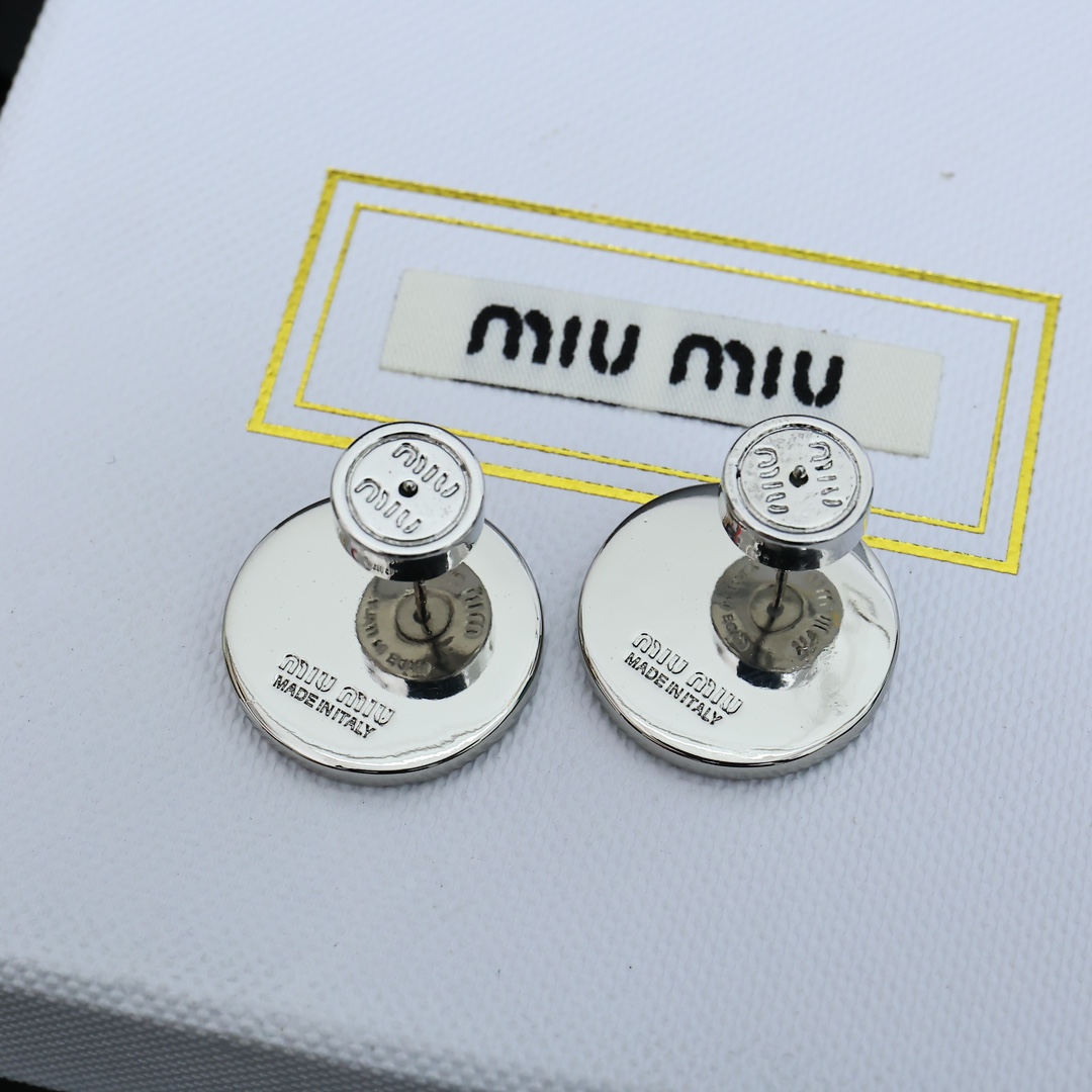  Miumiu 缪缪 满钻圆饼耳钉😍😍
夏日里的俏皮时尚单品💖💖💖
轻奢小众风格耳环 简约字母 
设计感
