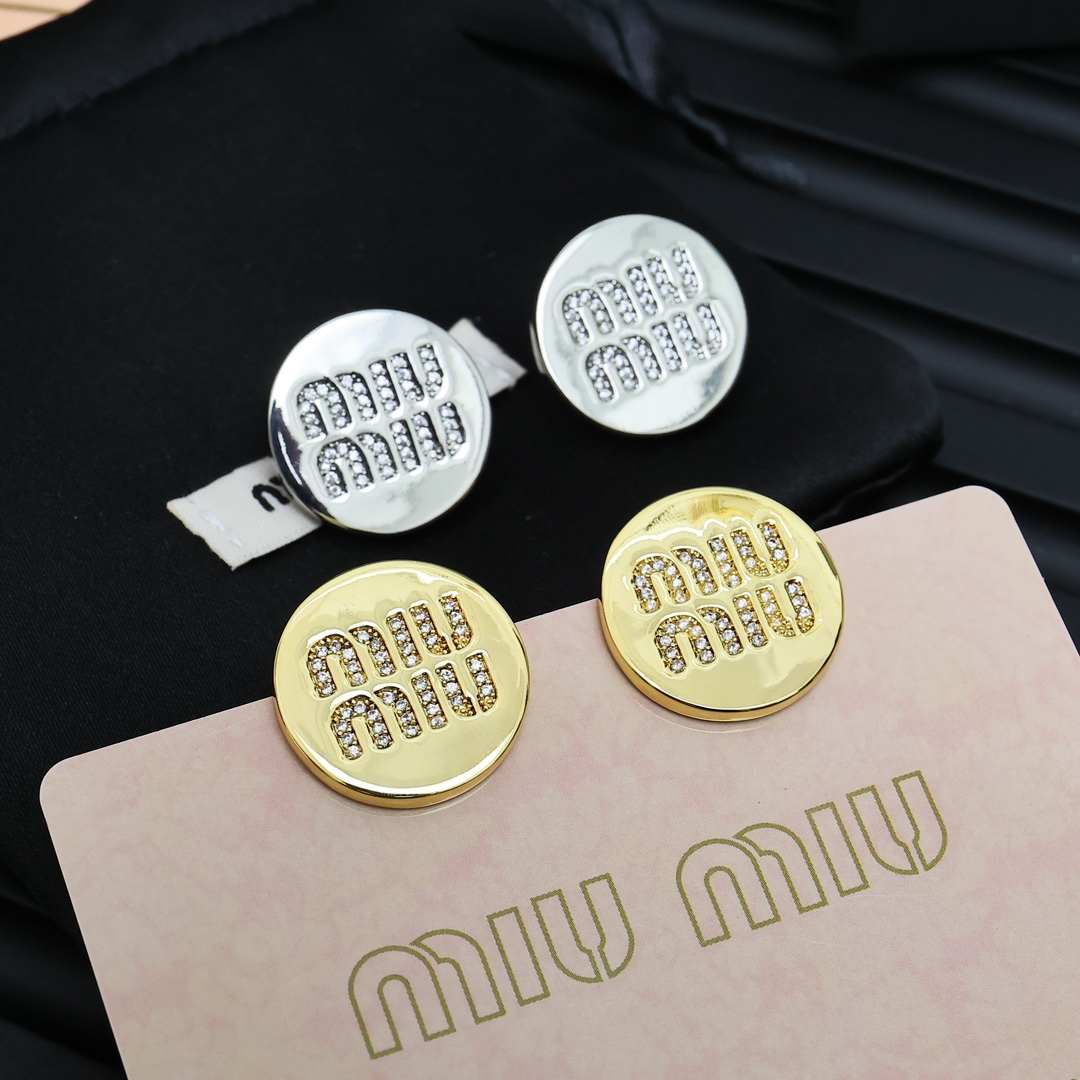  Miumiu 缪缪 满钻圆饼耳钉😍😍
夏日里的俏皮时尚单品💖💖💖
轻奢小众风格耳环 简约字母 
设计感