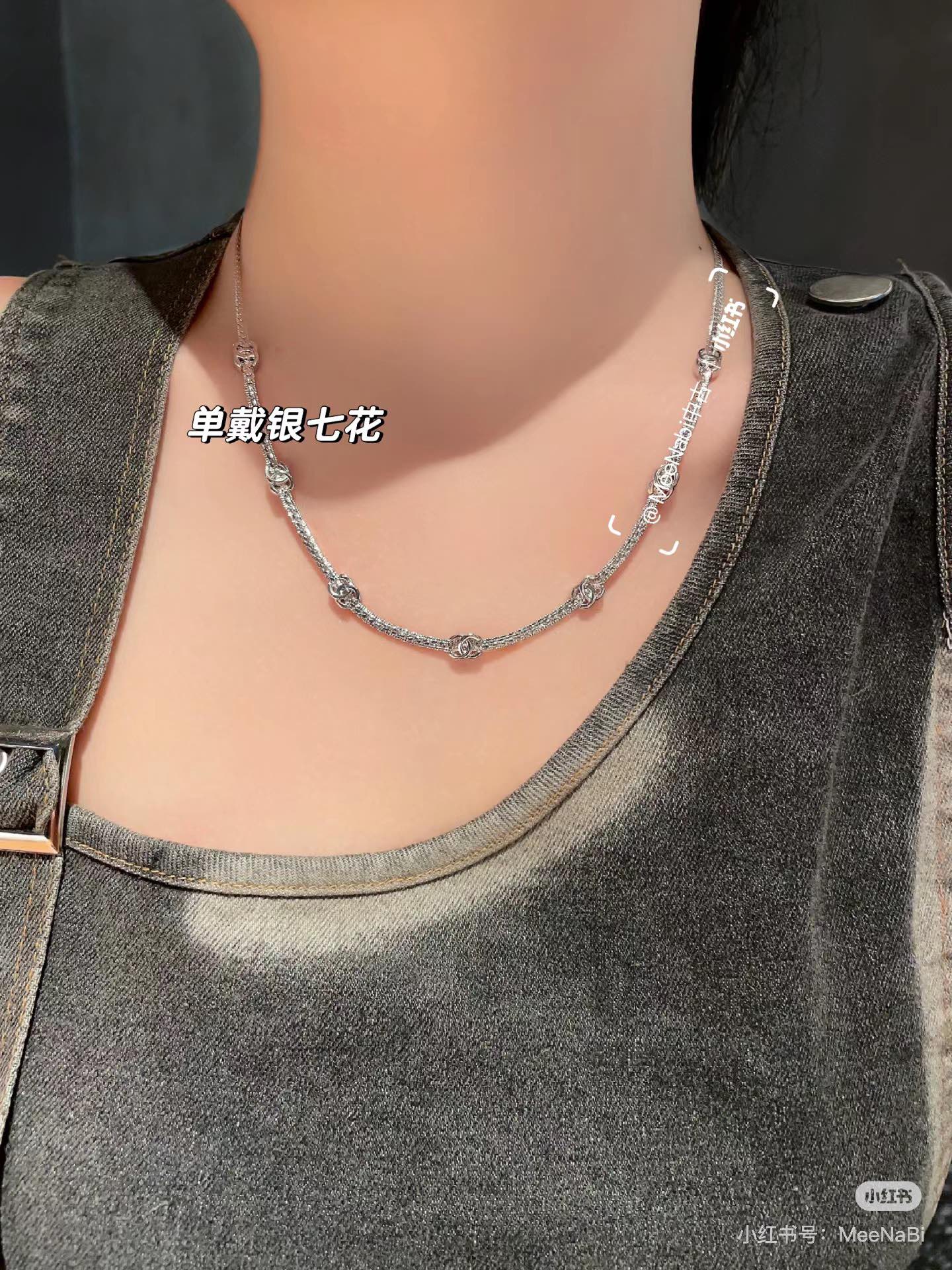 NO:104071,Chanel24b7 flower snake bone necklace is beautiful and has a very high wear rate. It is easy to see if you wear it alone and stack it! Who doesn’t have a snake bone series? One of the ones you like in 24b! The best choice for daily life~ The small logo is not exaggerated and easy to control~ Full sense of matching! Exquisite girls directly map it! The versatile level is surprising~, Chanel necklace, chanel, chanel, necklace19860909chanel24b7花蛇骨项链美出圈项链超高佩 戴率 单戴叠戴都好看到不行!蛇骨系列谁还没有个~24b巨巨喜欢的一款!日常佳选~ 小logo不浮夸特别好驾驭~满满的搭配感!精致女孩直接码住!百搭程度够惊喜~,香奈儿项链,chanel,chanel,necklace,Jewelry