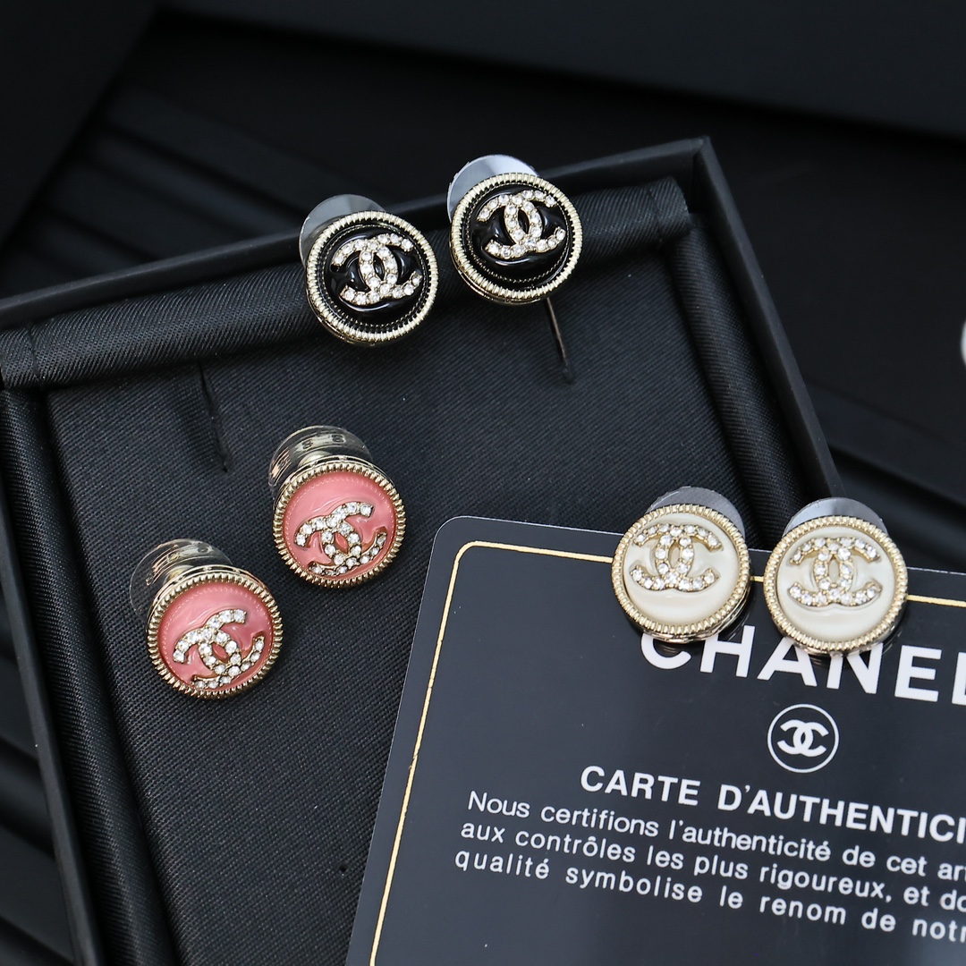  Chanel糖果色纽扣耳钉🥰🥰
香奈儿吃糖果了吧☺️☺️
我要一个多巴胺的夏天
Chanel亚克力纽扣