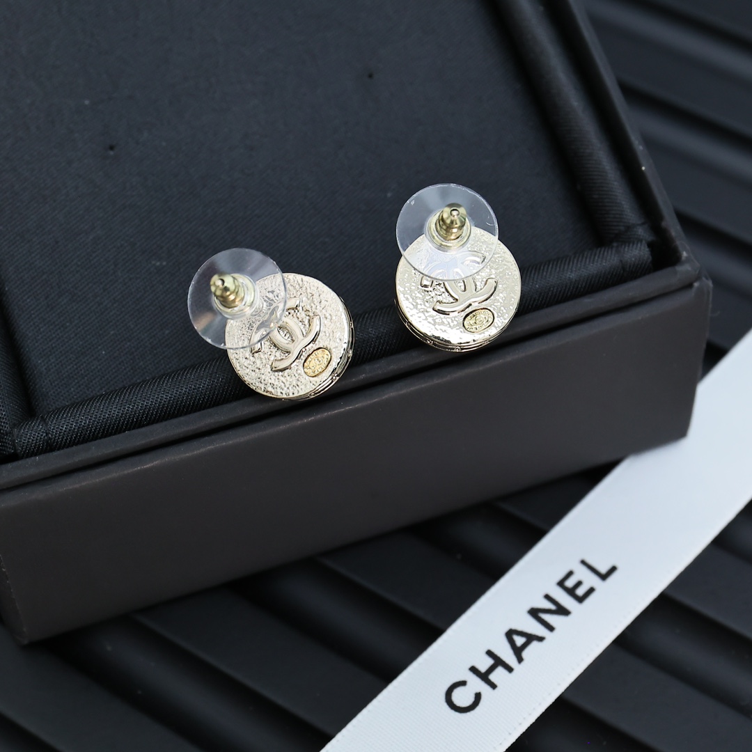  Chanel糖果色纽扣耳钉🥰🥰
香奈儿吃糖果了吧☺️☺️
我要一个多巴胺的夏天
Chanel亚克力纽扣