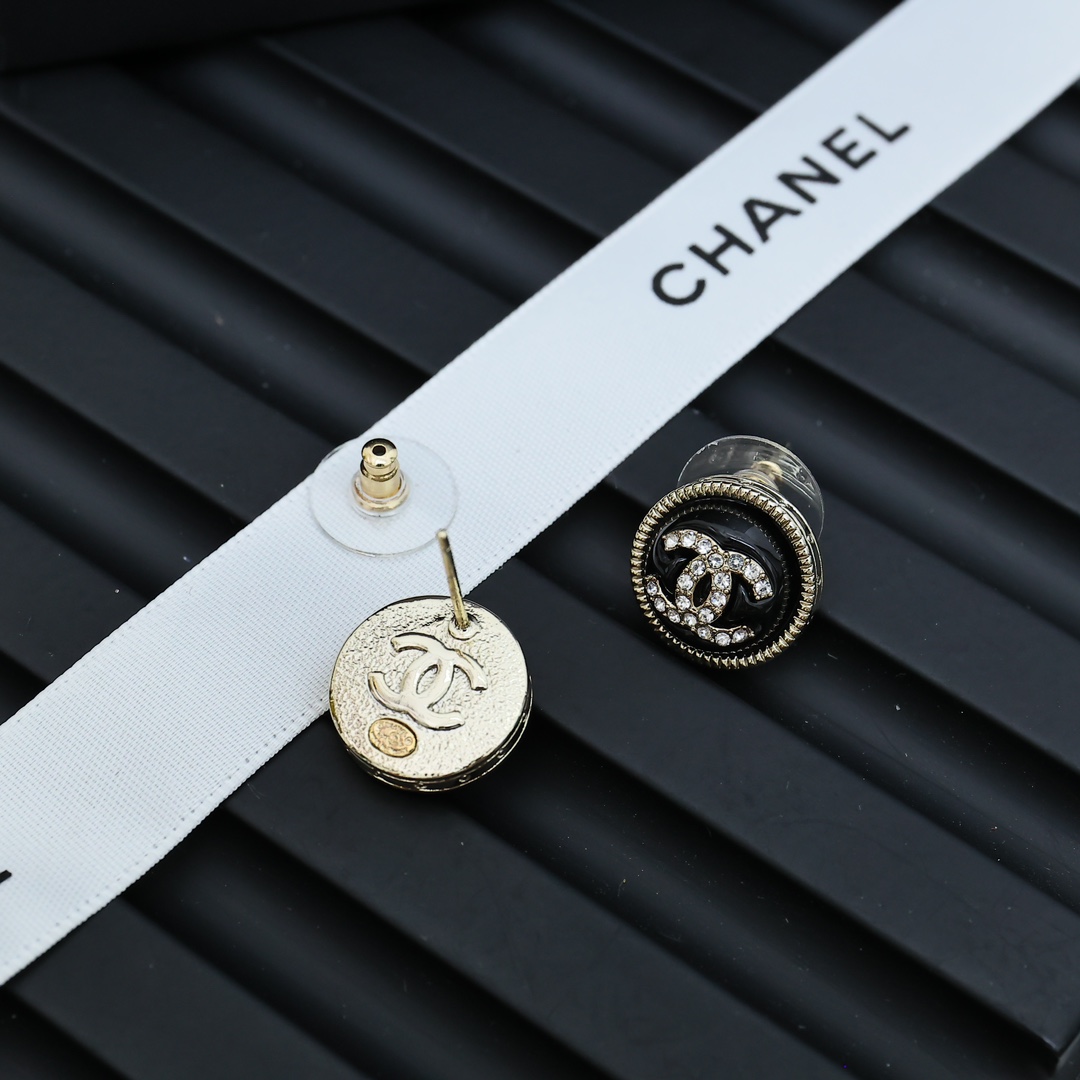  Chanel糖果色纽扣耳钉🥰🥰
香奈儿吃糖果了吧☺️☺️
我要一个多巴胺的夏天
Chanel亚克力纽扣