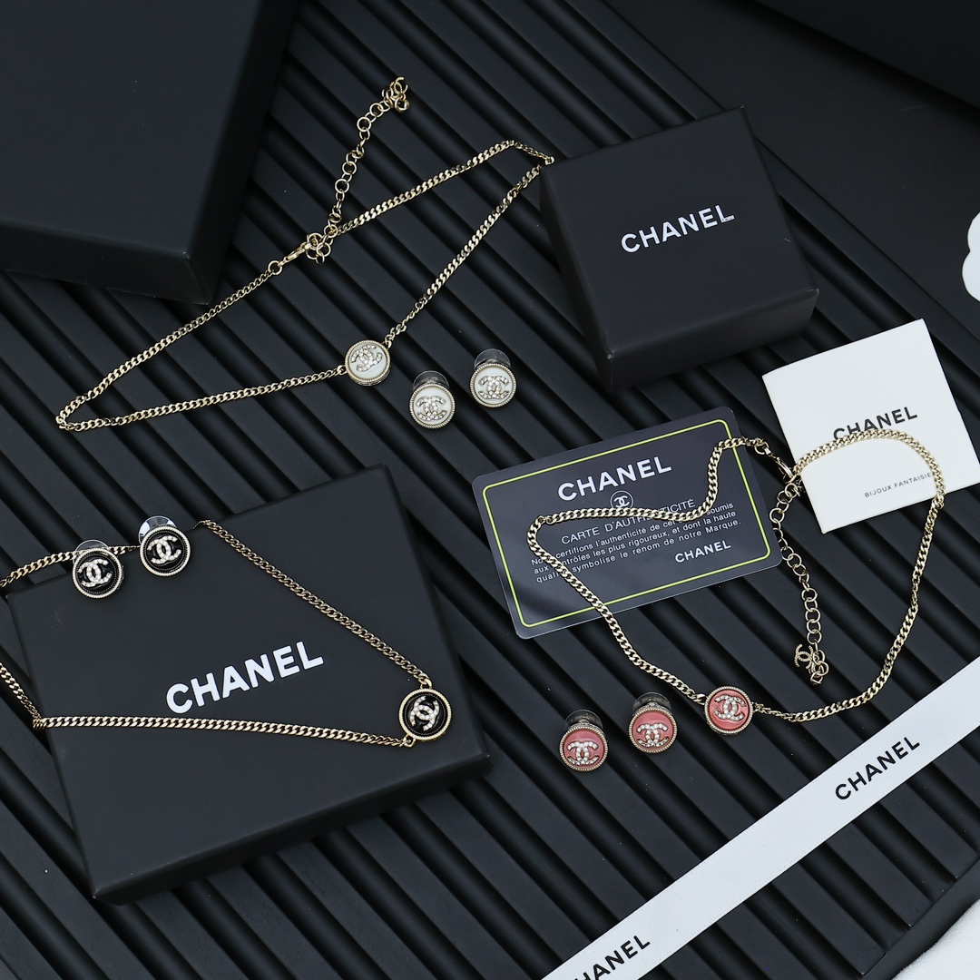  Chanel糖果色纽扣耳钉🥰🥰
香奈儿吃糖果了吧☺️☺️
我要一个多巴胺的夏天
Chanel亚克力纽扣