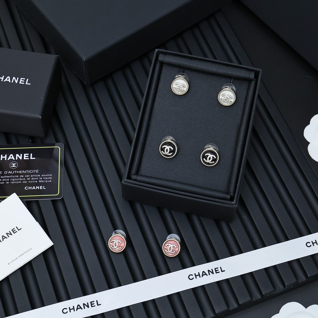  Chanel糖果色纽扣耳钉🥰🥰
香奈儿吃糖果了吧☺️☺️
我要一个多巴胺的夏天
Chanel亚克力纽扣