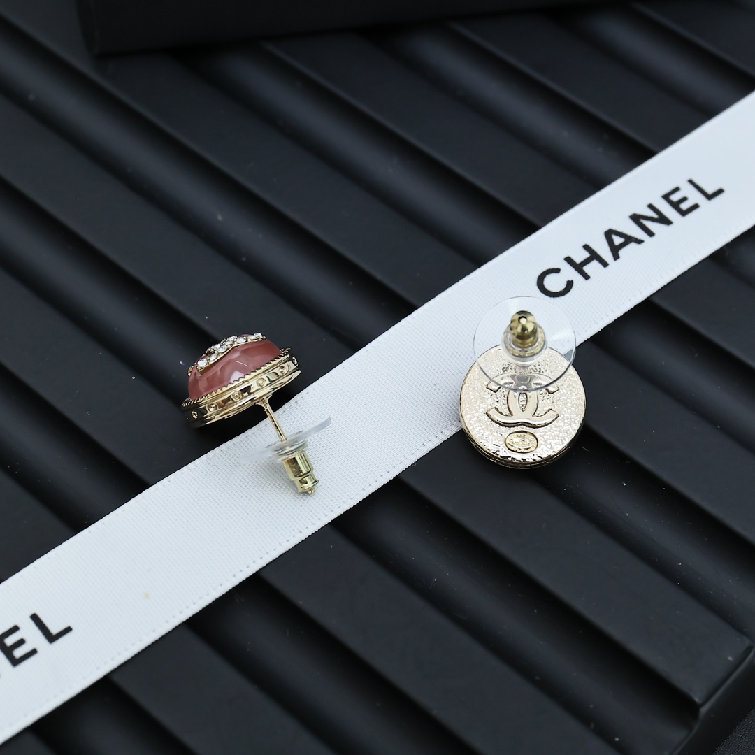  Chanel糖果色纽扣耳钉🥰🥰
香奈儿吃糖果了吧☺️☺️
我要一个多巴胺的夏天
Chanel亚克力纽扣