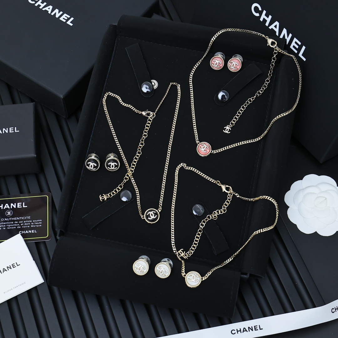 Chanel 糖果色纽扣项链