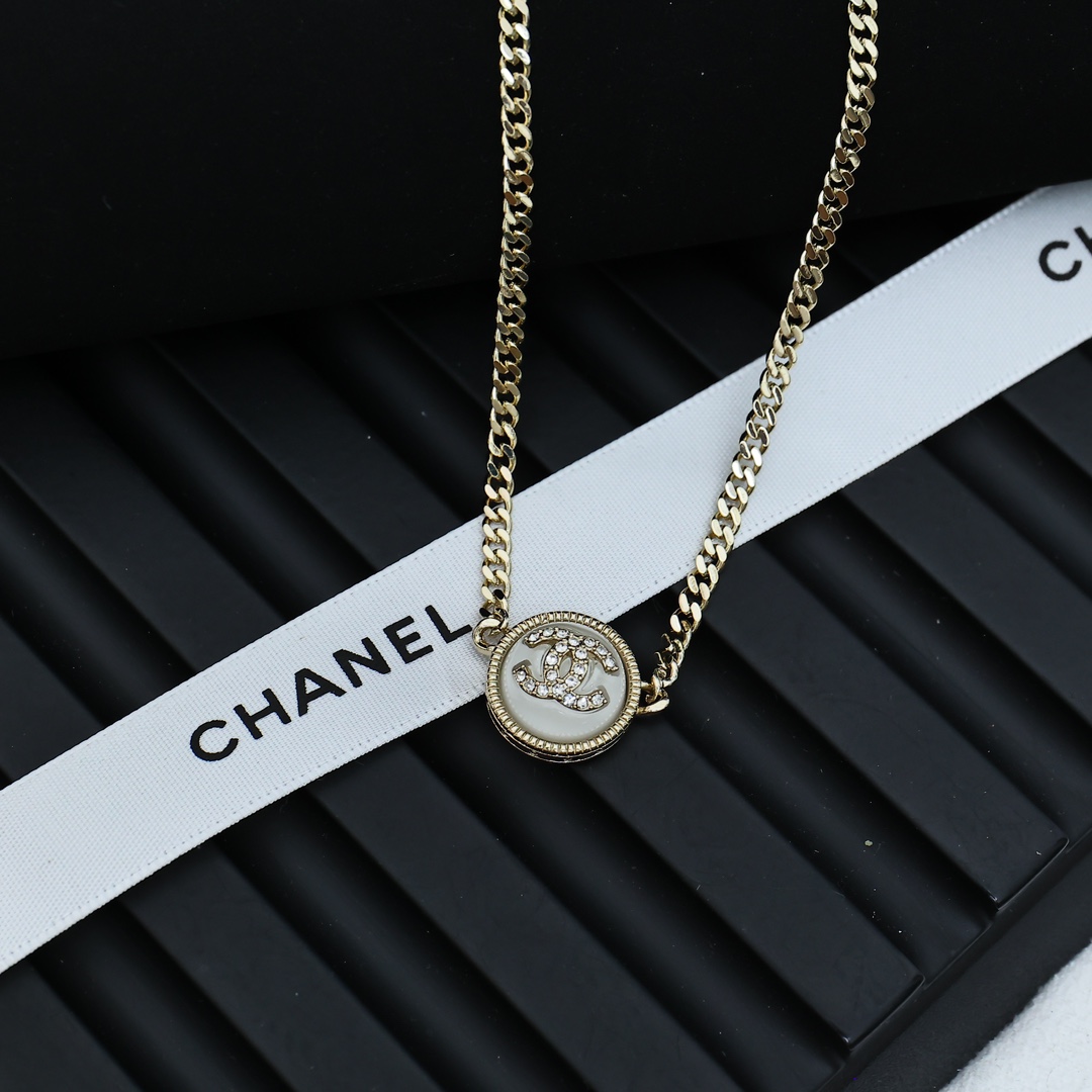 Chanel 糖果色纽扣项链