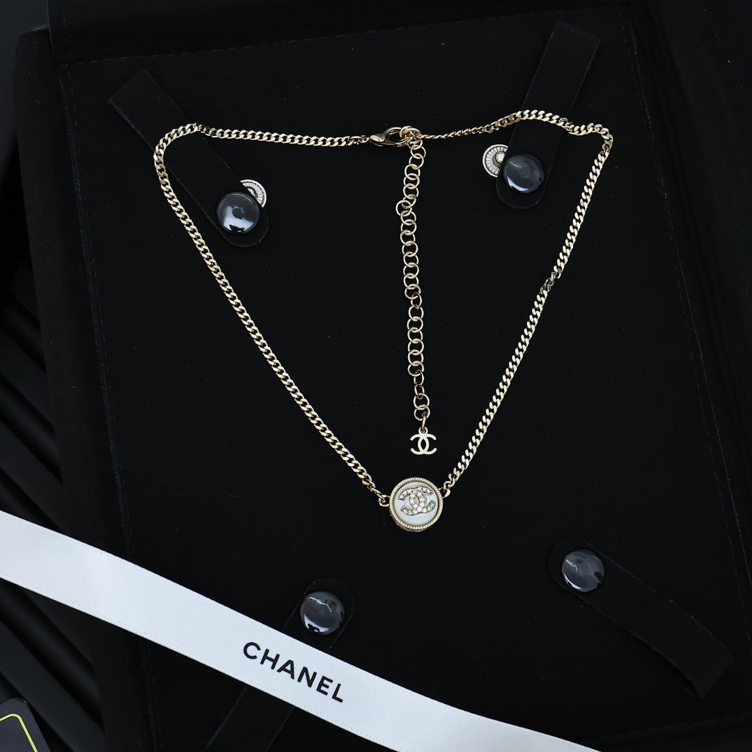 Chanel 糖果色纽扣项链