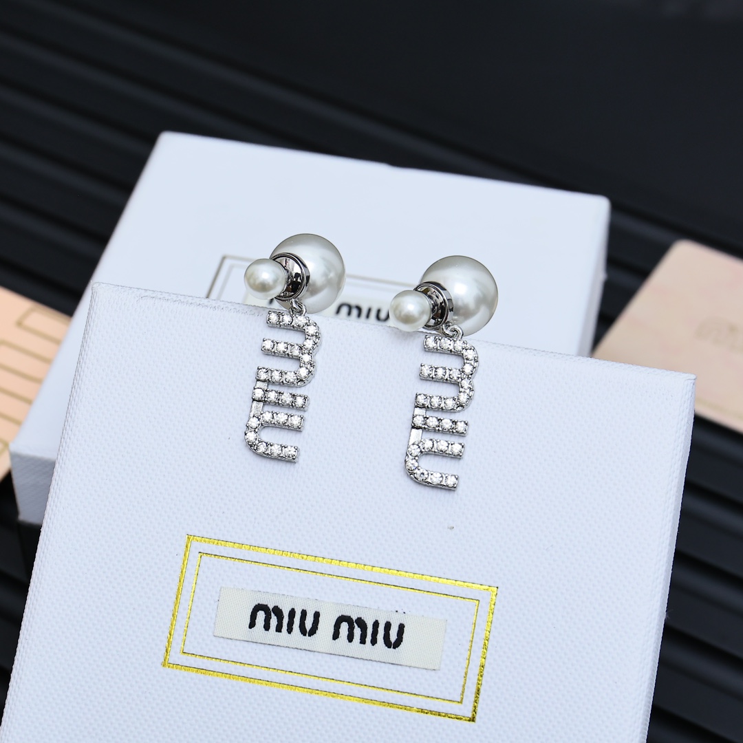  Miumiu 珍珠字母耳环😍😍
夏日里的俏皮时尚单品💖💖💖
轻奢小众风格耳环 简约字母 设计感 美感十
