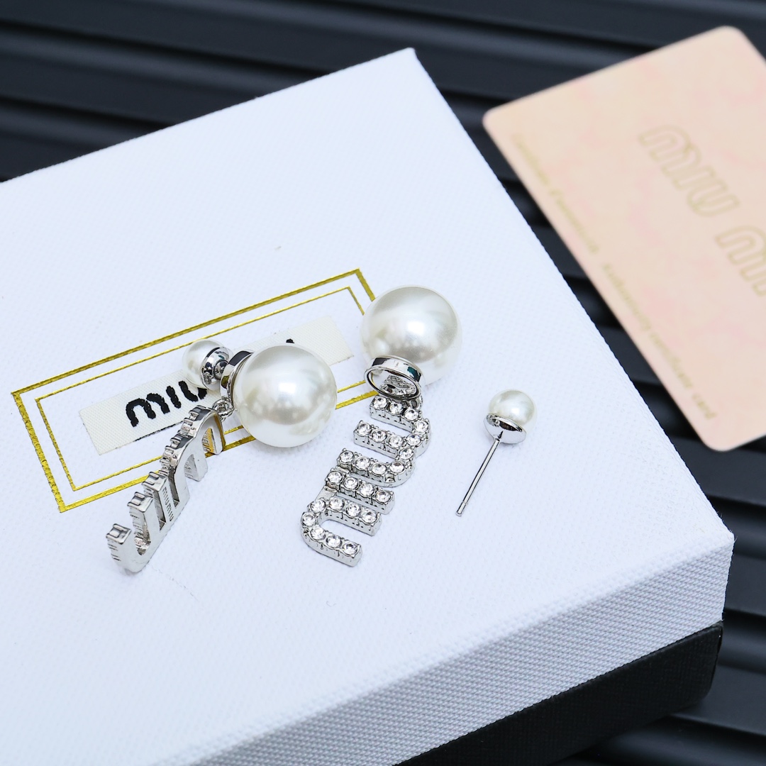  Miumiu 珍珠字母耳环😍😍
夏日里的俏皮时尚单品💖💖💖
轻奢小众风格耳环 简约字母 设计感 美感十