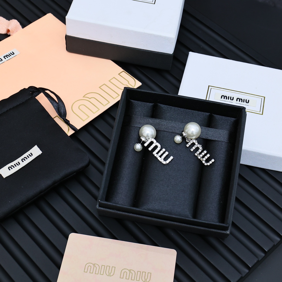  Miumiu 珍珠字母耳环😍😍
夏日里的俏皮时尚单品💖💖💖
轻奢小众风格耳环 简约字母 设计感 美感十